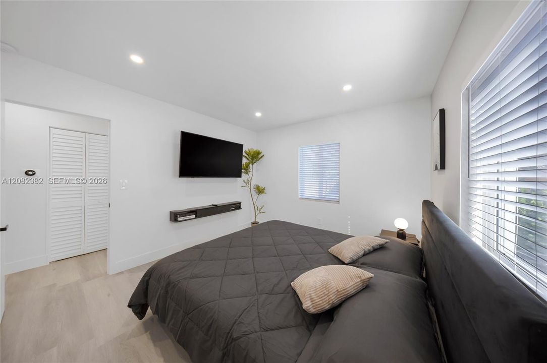 En Venta: $1,075,000 (5 camas, 3 baños, 1395 Pies cuadrados)