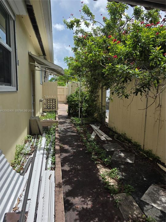 Active With Contract: $1,800 (1 beds, 1 baths, 2098 Square Feet)