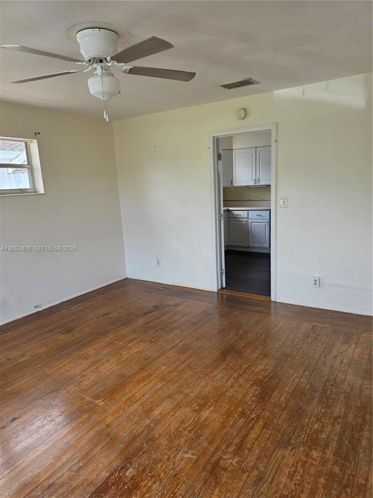 Active With Contract: $1,800 (1 beds, 1 baths, 2098 Square Feet)