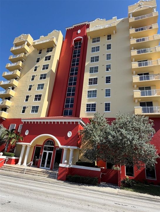 For Rent: $2,500 (2 beds, 2 baths, 920 Square Feet)