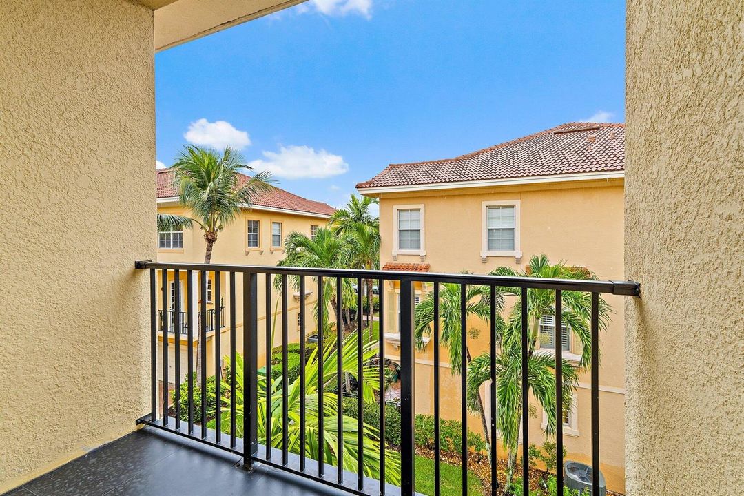 043-11774ValenciaGardensAve-PalmBeachGar