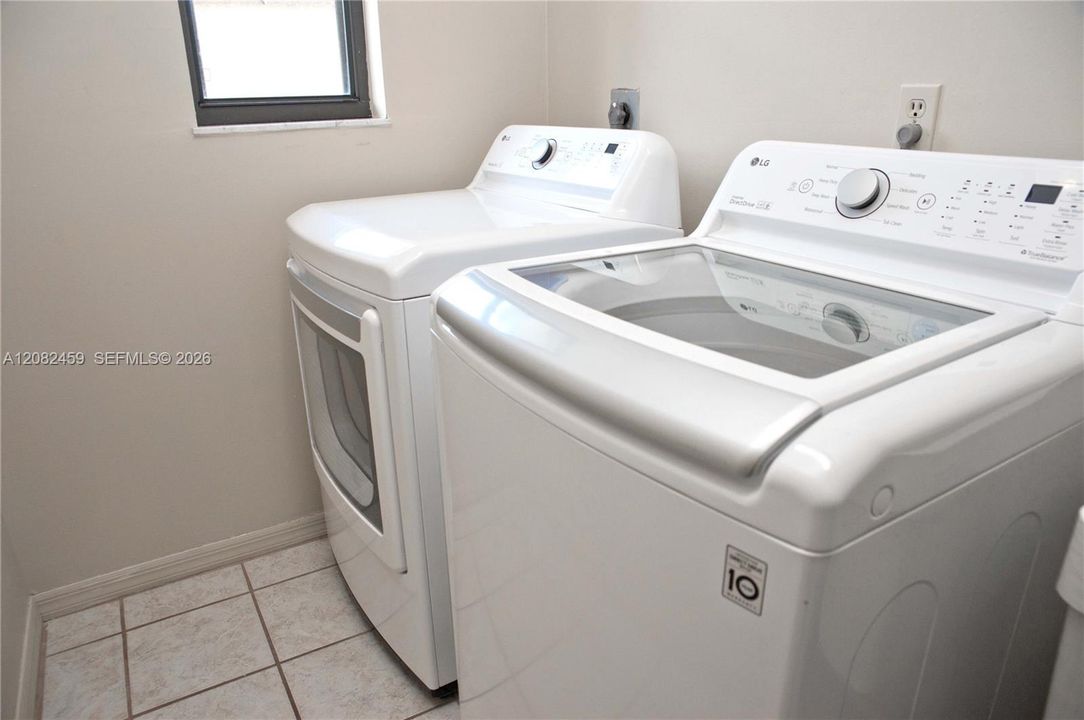 For Rent: $3,199 (4 beds, 2 baths, 1582 Square Feet)