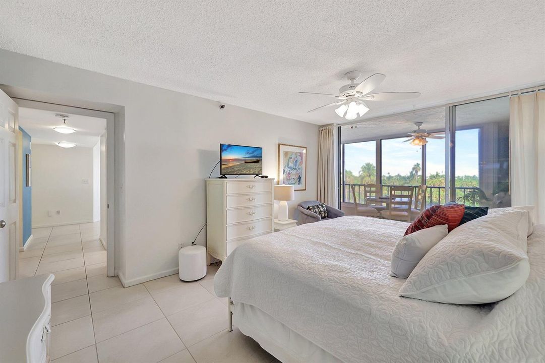 MASTER BEDROOM.....