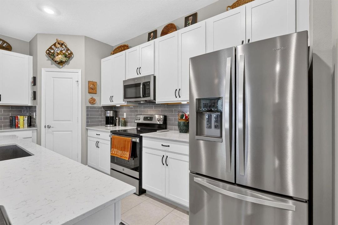 2048 UPGRADED APPLIANCES kitchen fridge