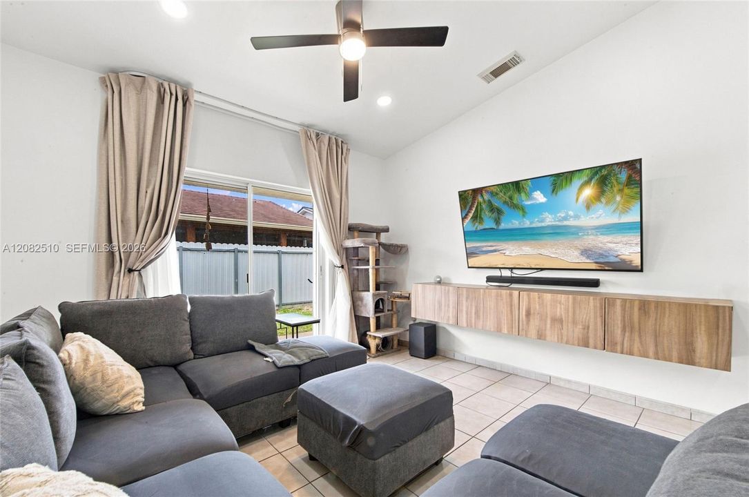 En Venta: $559,900 (3 camas, 2 baños, 1386 Pies cuadrados)