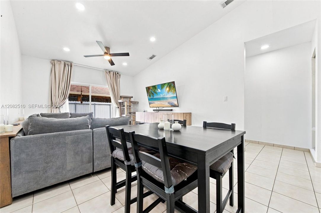 En Venta: $559,900 (3 camas, 2 baños, 1386 Pies cuadrados)