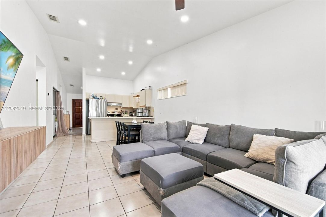 En Venta: $559,900 (3 camas, 2 baños, 1386 Pies cuadrados)