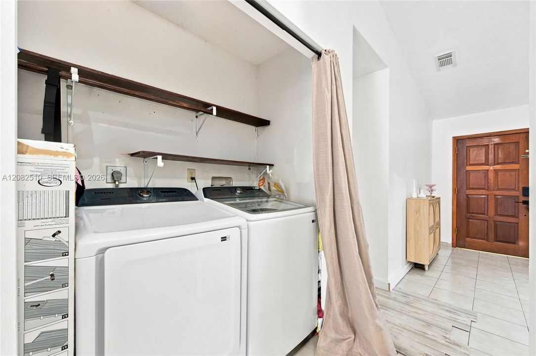 En Venta: $559,900 (3 camas, 2 baños, 1386 Pies cuadrados)
