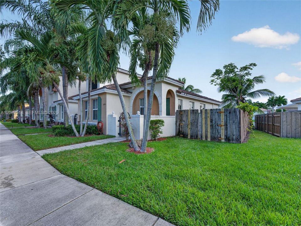 For Sale: $295,000 (2 beds, 2 baths, 1046 Square Feet)