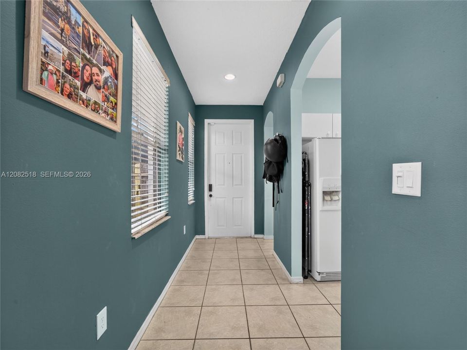 For Sale: $295,000 (2 beds, 2 baths, 1046 Square Feet)