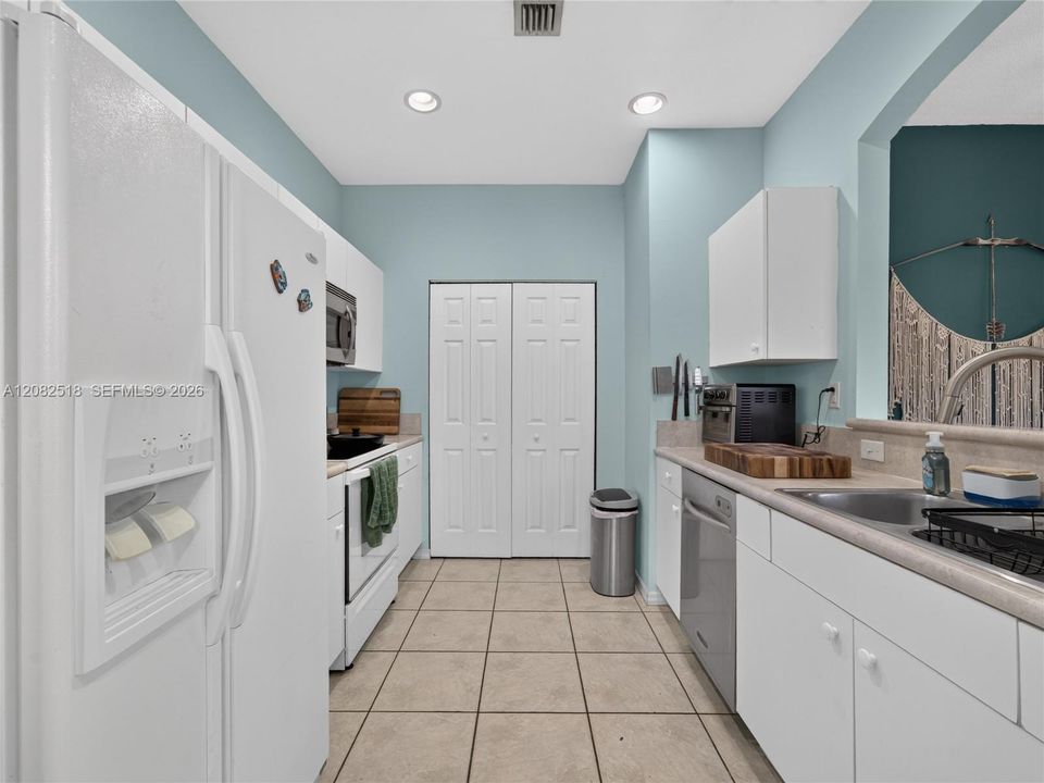 For Sale: $295,000 (2 beds, 2 baths, 1046 Square Feet)