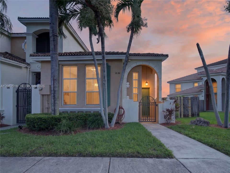 For Sale: $295,000 (2 beds, 2 baths, 1046 Square Feet)
