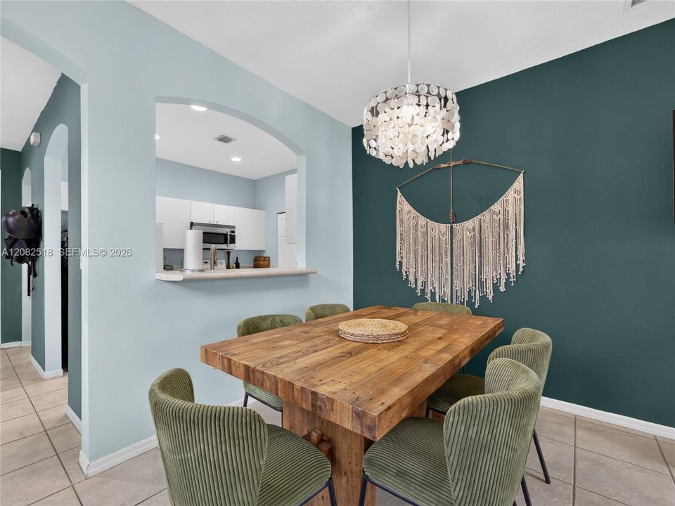 For Sale: $295,000 (2 beds, 2 baths, 1046 Square Feet)