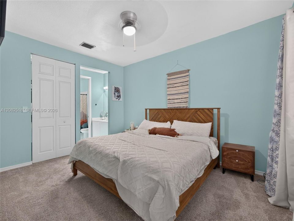 For Sale: $295,000 (2 beds, 2 baths, 1046 Square Feet)