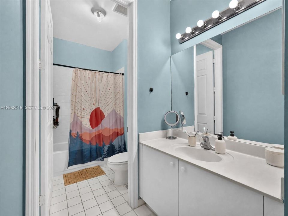 For Sale: $295,000 (2 beds, 2 baths, 1046 Square Feet)