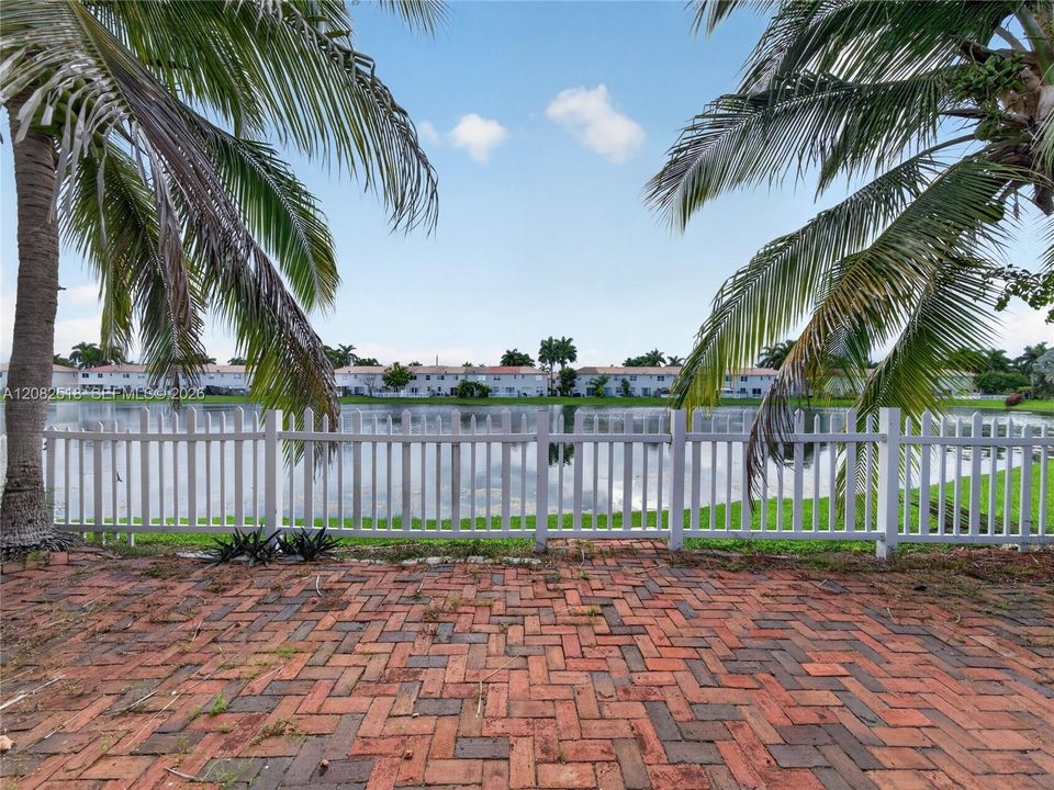For Sale: $295,000 (2 beds, 2 baths, 1046 Square Feet)