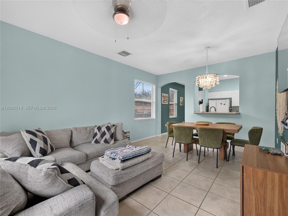 For Sale: $295,000 (2 beds, 2 baths, 1046 Square Feet)