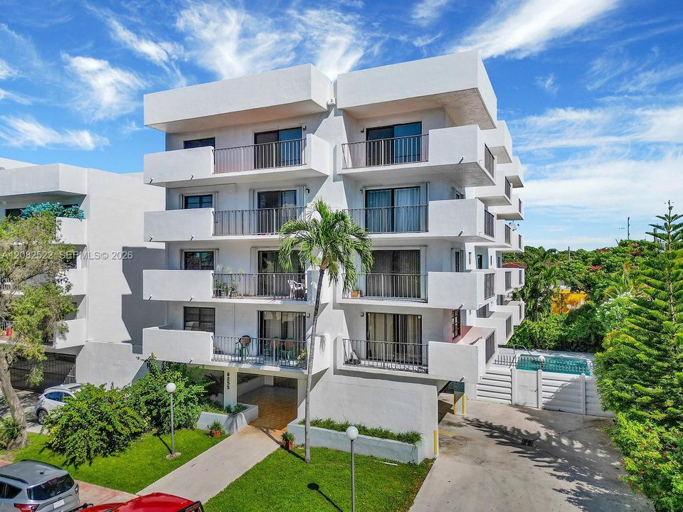 For Rent: $3,200 (2 beds, 2 baths, 1056 Square Feet)
