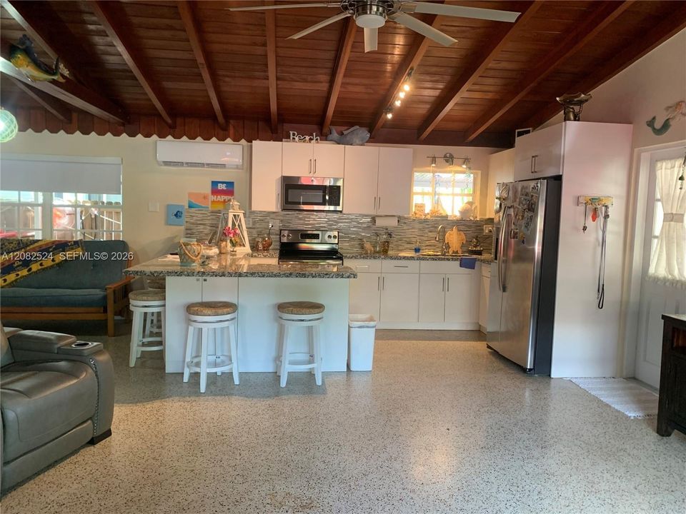 For Rent: $3,200 (1 beds, 1 baths, 900 Square Feet)