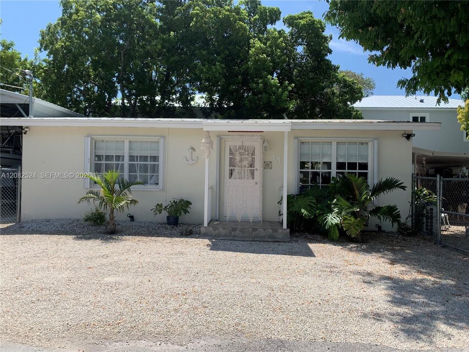 For Rent: $3,200 (1 beds, 1 baths, 900 Square Feet)