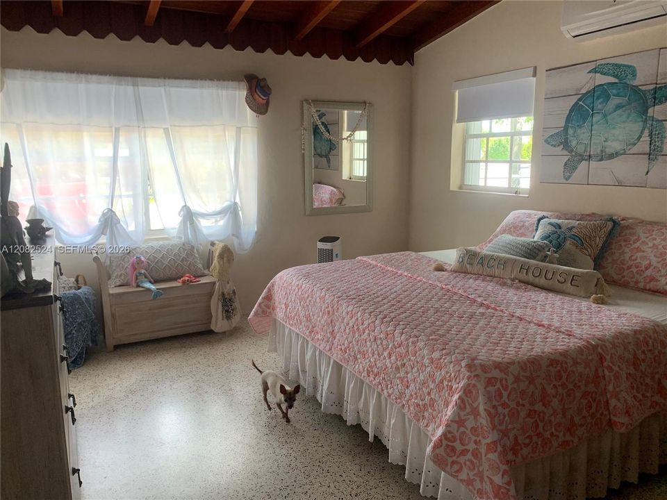 For Rent: $3,200 (1 beds, 1 baths, 900 Square Feet)