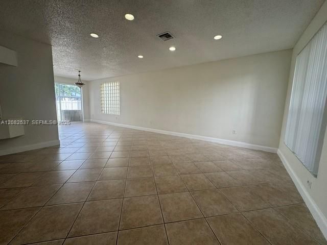 En Venta: $725,000 (4 camas, 2 baños, 2940 Pies cuadrados)