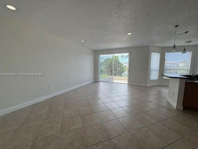 En Venta: $725,000 (4 camas, 2 baños, 2940 Pies cuadrados)