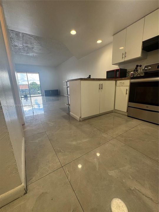 For Rent: $1,900 (2 beds, 1 baths, 935 Square Feet)