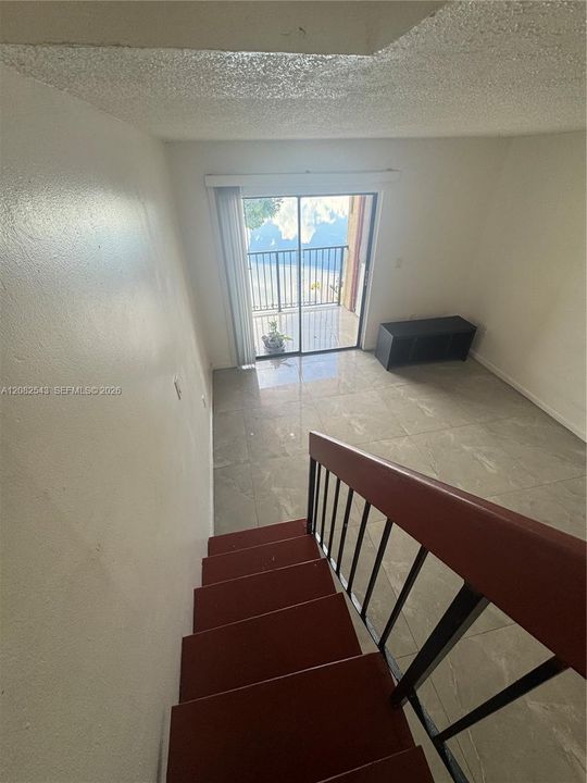 For Rent: $1,900 (2 beds, 1 baths, 935 Square Feet)