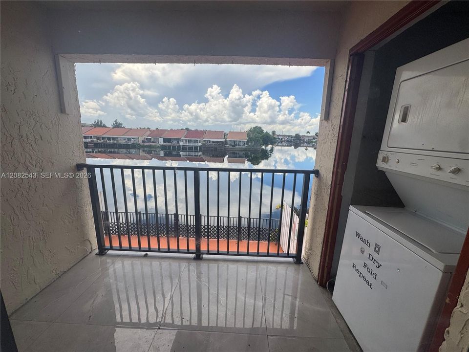 For Rent: $1,900 (2 beds, 1 baths, 935 Square Feet)