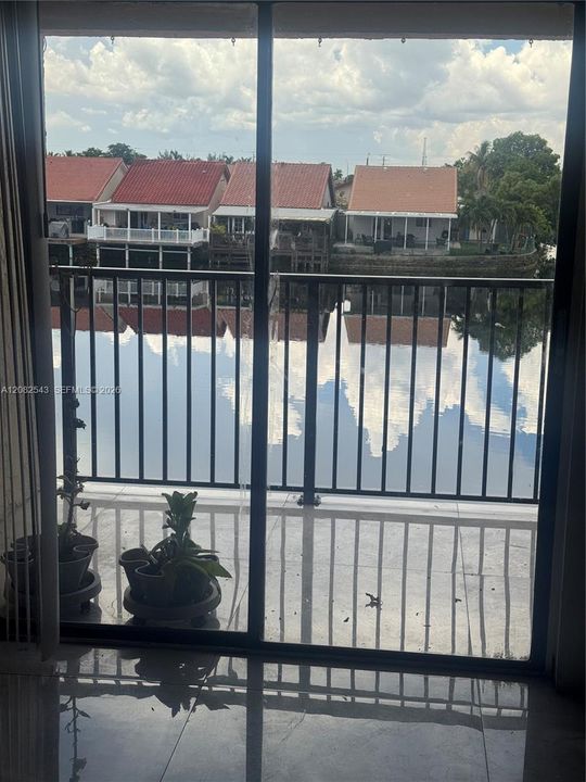 For Rent: $1,900 (2 beds, 1 baths, 935 Square Feet)