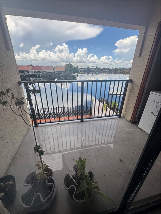 For Rent: $1,900 (2 beds, 1 baths, 935 Square Feet)