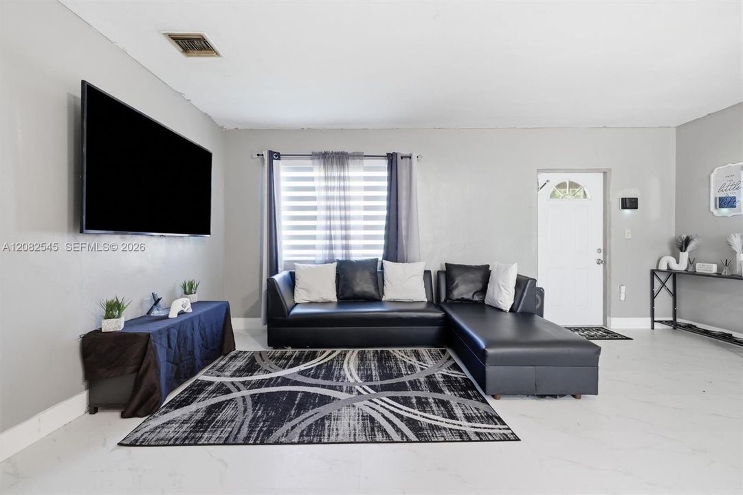 En Venta: $549,000 (3 camas, 2 baños, 1225 Pies cuadrados)