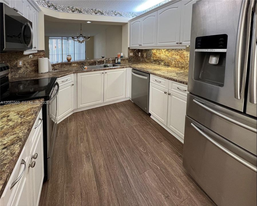 На продажу: $189,900 (2 спален, 2 ванн, 1215 Квадратных фут)
