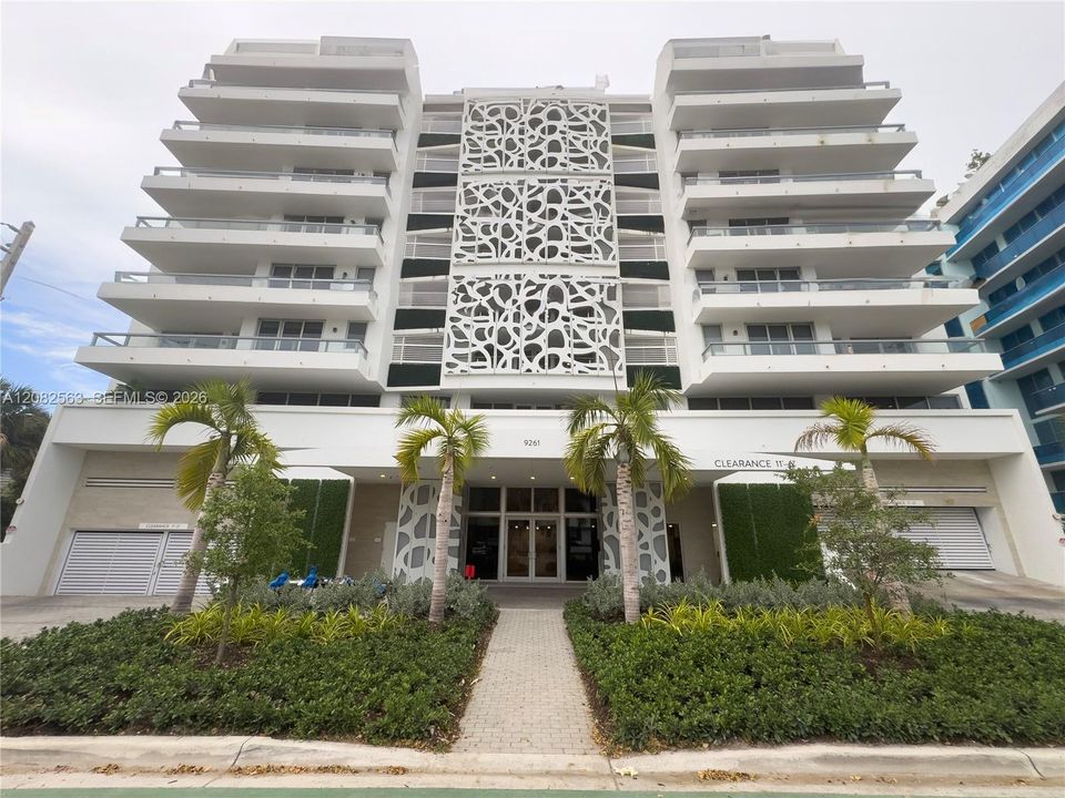 For Rent: $4,200 (2 beds, 2 baths, 1030 Square Feet)