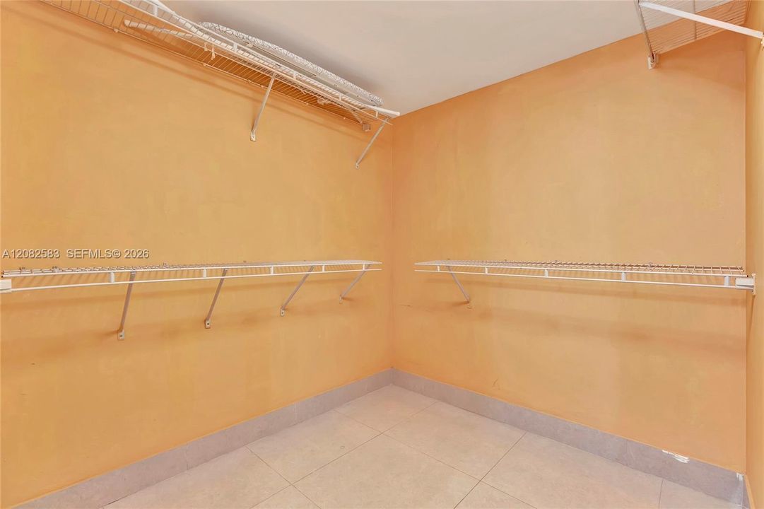 В аренду: $4,000 (4 спален, 2 ванн, 2276 Квадратных фут)