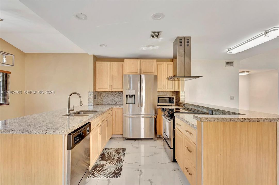 В аренду: $4,000 (4 спален, 2 ванн, 2276 Квадратных фут)