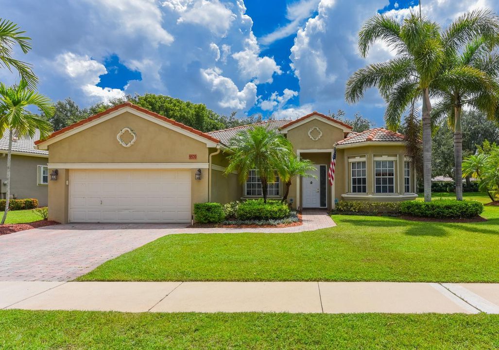 001-040-9570 Lantern Bay Cir-1428x1000