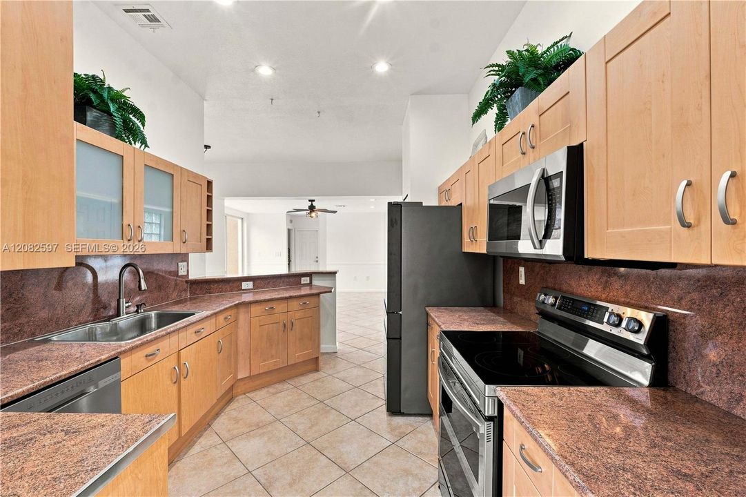 На продажу: $715,000 (4 спален, 3 ванн, 2472 Квадратных фут)