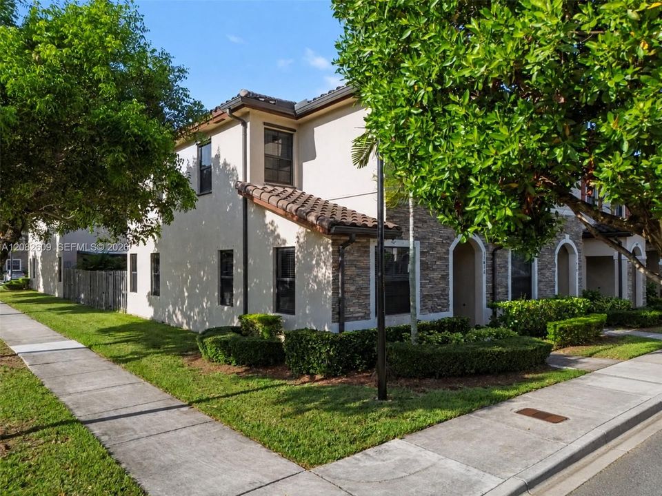 For Sale: $400,000 (3 beds, 2 baths, 1524 Square Feet)