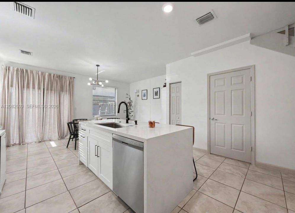 For Sale: $400,000 (3 beds, 2 baths, 1524 Square Feet)