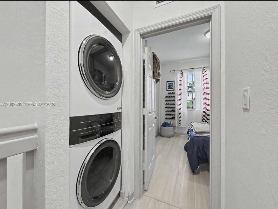 For Sale: $400,000 (3 beds, 2 baths, 1524 Square Feet)
