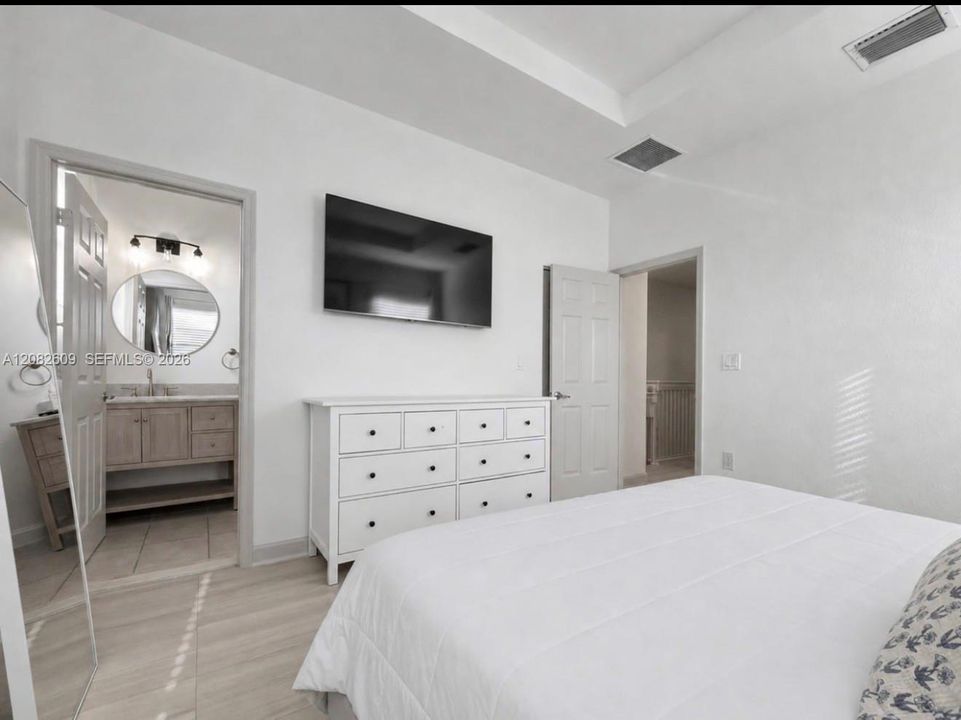 For Sale: $400,000 (3 beds, 2 baths, 1524 Square Feet)