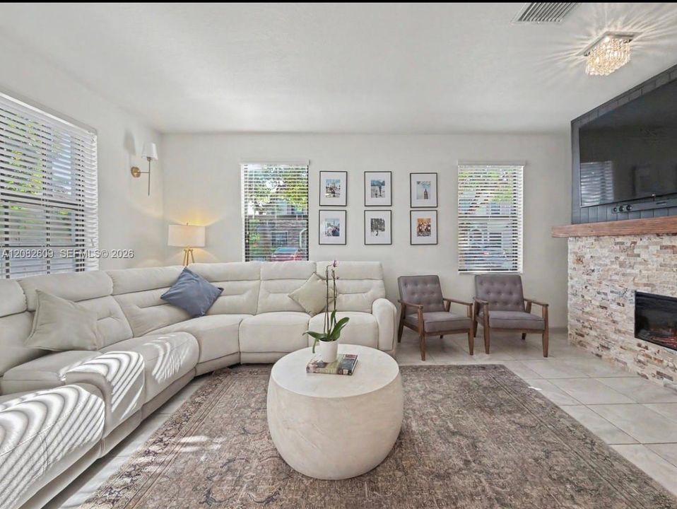 For Sale: $400,000 (3 beds, 2 baths, 1524 Square Feet)