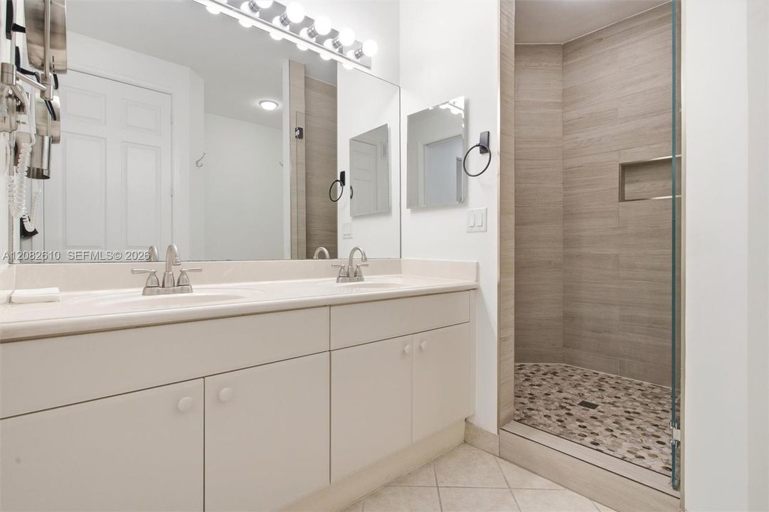 En Venta: $650,000 (3 camas, 2 baños, 1560 Pies cuadrados)