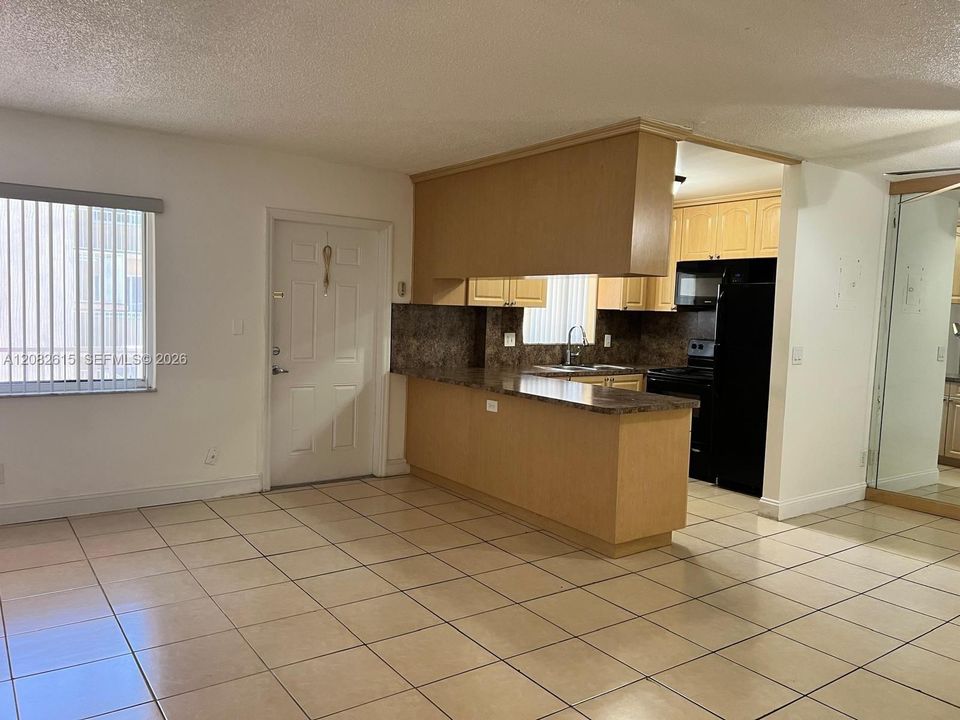 For Rent: $1,750 (1 beds, 1 baths, 689 Square Feet)