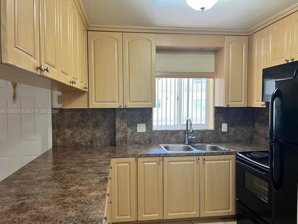 For Rent: $1,750 (1 beds, 1 baths, 689 Square Feet)