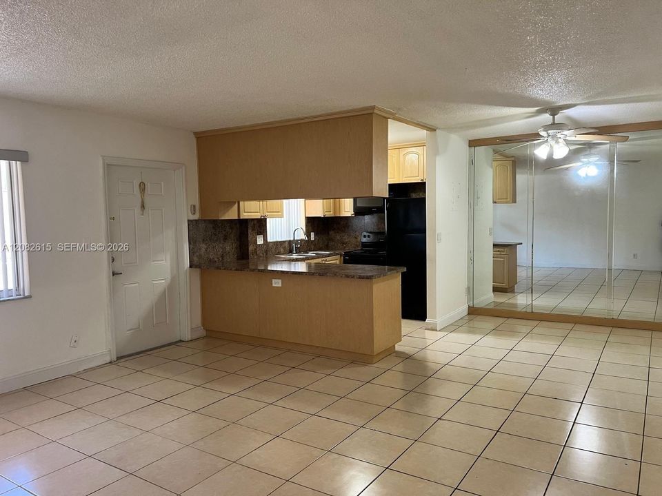 For Rent: $1,750 (1 beds, 1 baths, 689 Square Feet)