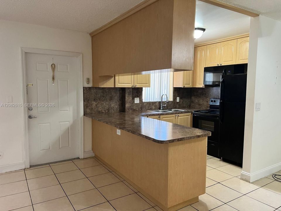 For Rent: $1,750 (1 beds, 1 baths, 689 Square Feet)