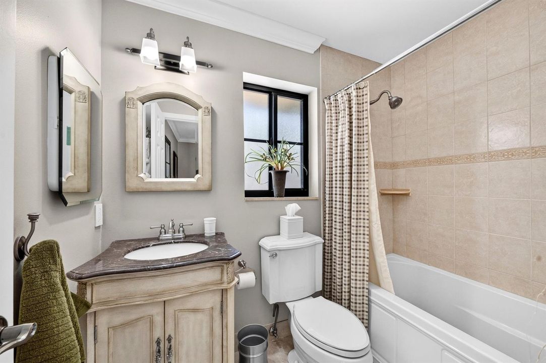 033-061-Upstairs Bathroom-4000x2662